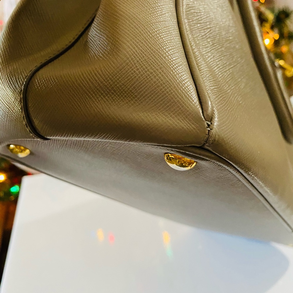 Sold ⚡️⚡️Authentic Prada Saffiano Lux Tote Bag - Picture 5 of 16